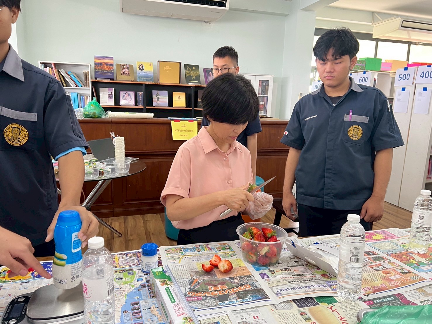 นักศึกษาชั้น ปวส. ต่อเนื่อง 5 ปี ทำกิจกรรม “เรามาทำไดฟุกุกันเถอะ (大福を作りましょう！)” เรียนรู้การทำขนมไดฟุกุโดยครูสอนชาวญี่ปุ่น “กับครูชาวญี่ปุ่น ในชั่วโมงเรียนวันนี้
