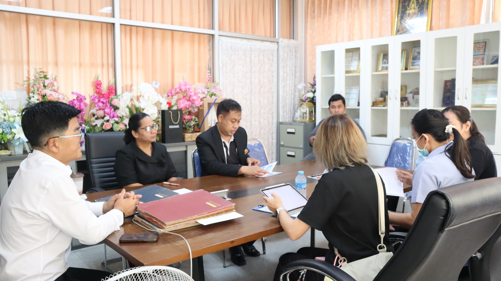 ต้อนรับสาธารณสุขอำเภอพานทองเข้าร่วมหารือการจัดโครงการรณรงค์เกี่ยวกับความปลอดภัยในการใช้รถจักรยานยนต์