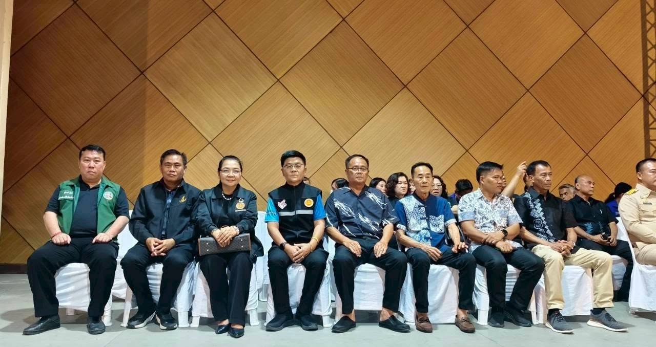 โครงการพัฒนาทักษะอาชีพเพื่อสร้างรายได้ในชุมชน หลักสูตรระยะสั้น “การประดิษฐ์ดอกไม้ยักษ์ DIY จากกระดาษ PU ” ภายใต้ความร่วมมือระหว่างองค์การบริหารส่วนจังหวัดชลบุรี และวิทยาลัยอาชีวศึกษาเทคโนโลยีฐานวิทยาศาสตร์ (ชลบุรี) ณ หอประชุมในสวนสาธารณะเฉลิมพระเกียรติ (โรงไม้ขีดเก่า) ตำบลบ้านช้าง อำเภอพนัสนิคม จังหวัดชลบุรี
